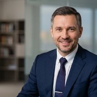 Профессиональный портрет уверенного бизнесмена компании Мир Дизайна на нейтральном размытом студийном фоне