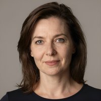 Профессиональный портрет уверенного бизнесмена компании Мир Дизайна на нейтральном размытом студийном фоне